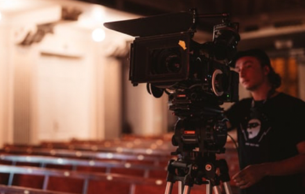 7月(yuè)公司根據行(xíng)業(yè)的(de)發展，開(kāi)發了(le)專業(yè)舞(wǔ)台燈光(guāng)系統産品