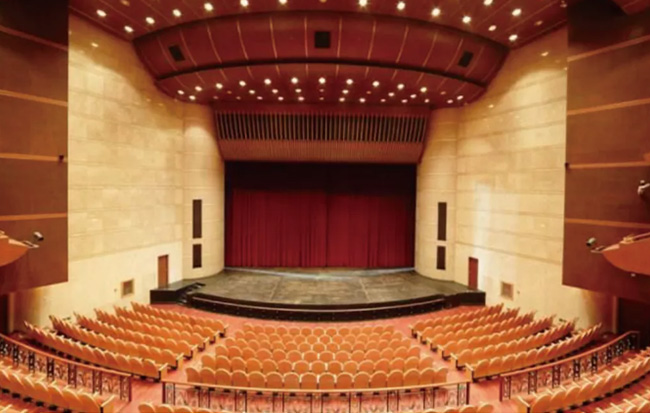 現(xiàn)場(chǎng)演出時(shí)，擴聲系統的(de)中置聲道(dào)該如(rú)何設計(jì)？